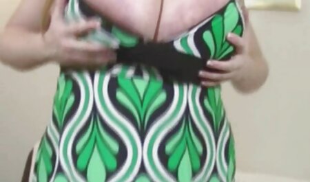 Chica rusa se enciende la cámara y muestra la analespañol masturbación limpia