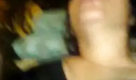 Lindo chico trazos de su primer anal español su clítoris en una chica y se folla a su boca