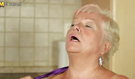 Mujer madura en Redhead dormitorio con un hombre videos de sexo anal de españolas ágil dedos pene